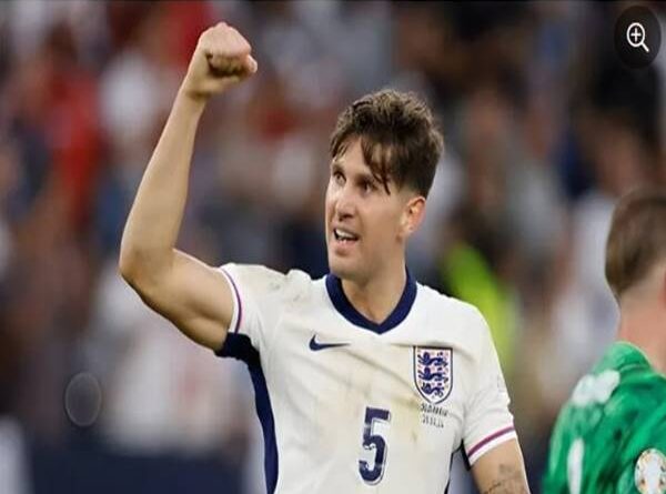 Tin thể thao 1/7: Hậu vệ Stones bị chê bai chuyền bóng kém