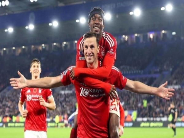 Forest quyết thắng, Tottenham buông xuôi Forest quyết thắng, Tottenham buông xuôi