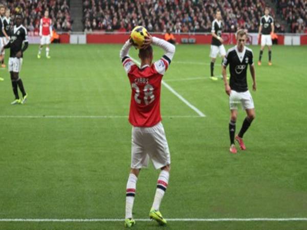 Ném biên vào gôn có được tính không?