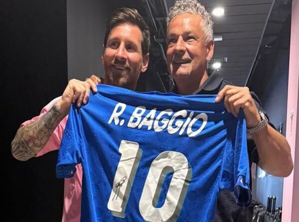 Tin BĐ: Messi xúc động khi nhận món quà từ Baggio